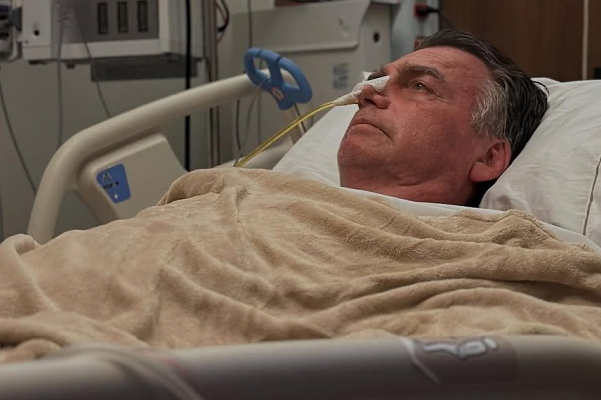 Bolsonaro faz primeira aparição nas redes após cirurgia: 'buscando forças para levantar da cama'