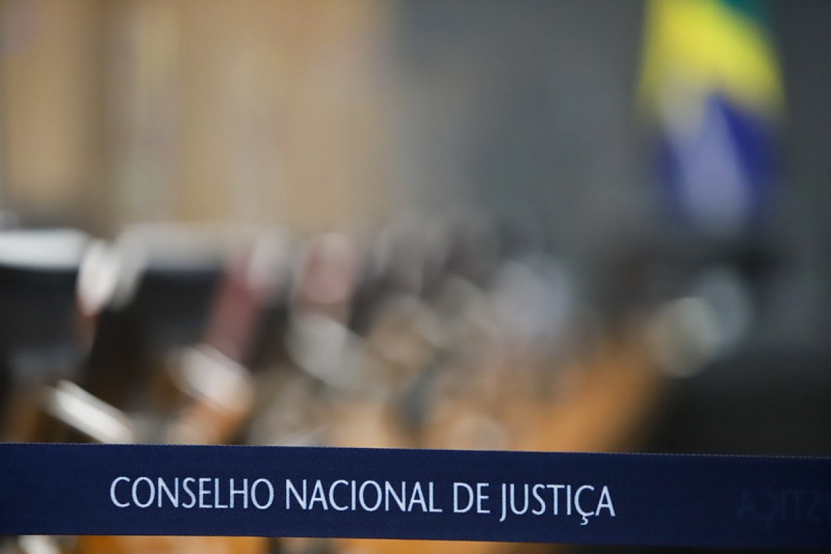 Desembargador do TJ-RJ é penalizado pelo CNJ por publicações político-partidárias