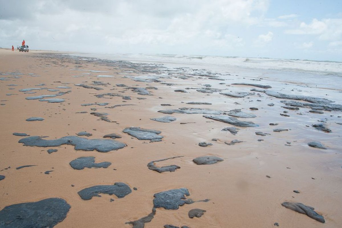 Governo paga auxílio para pescadores afetados por óleo no Nordeste