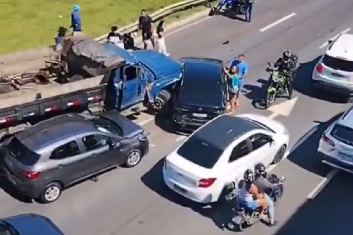 Engavetamento entre caminhão e quatro carros deixa trânsito congestionado na Avenida Paralela
