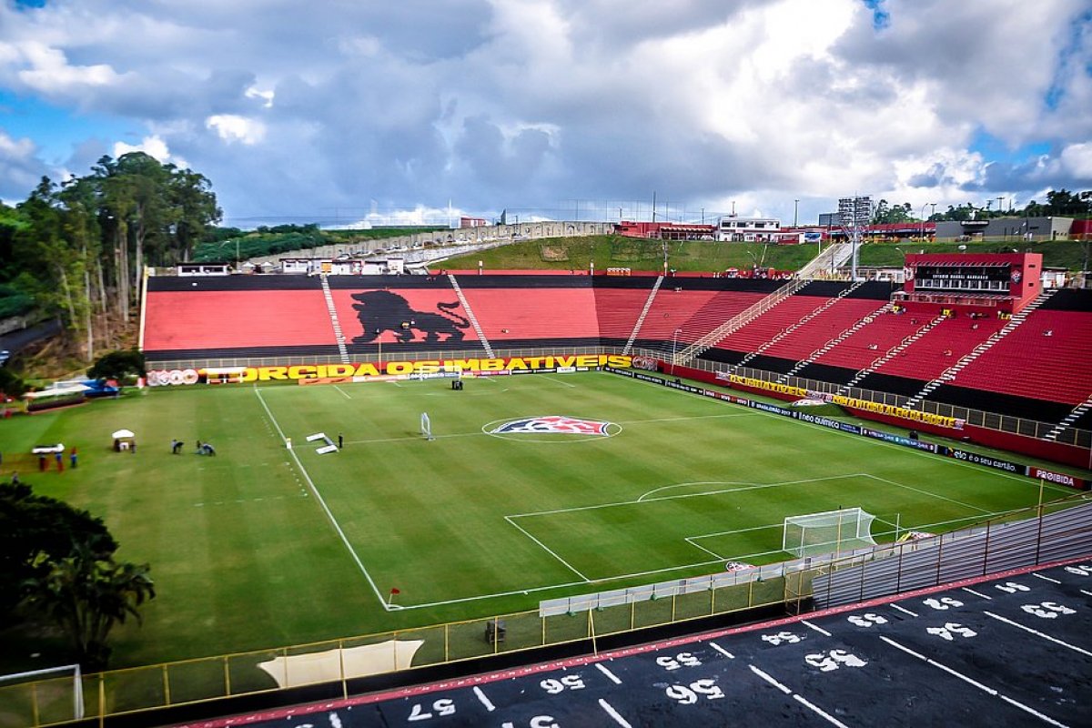 Funcionário relata salários atrasados e clima de intimidação no Vitória