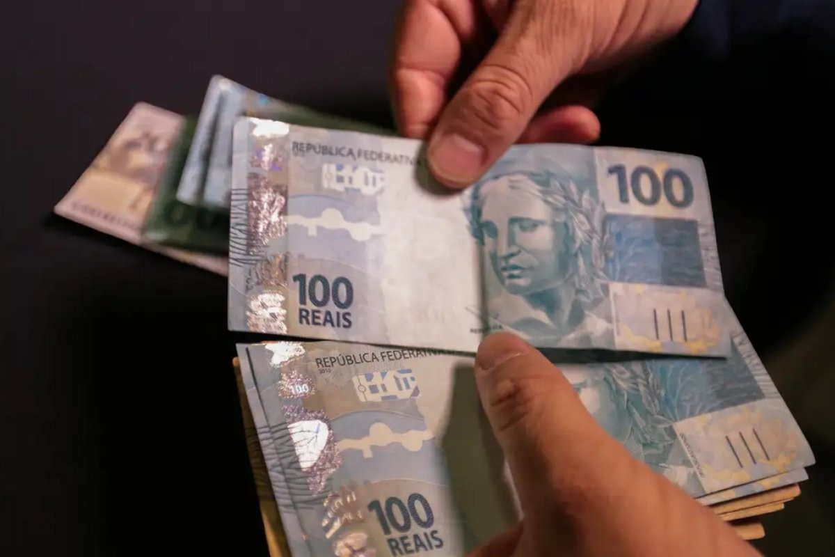 Governo Lula projeta salário mínimo de R$ 1.630 em 2026
