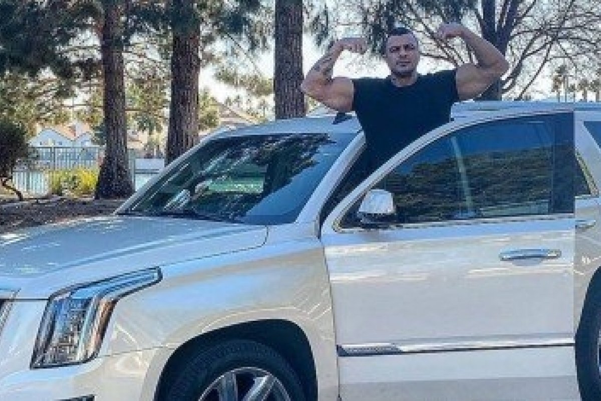 Morando nos EUA, Kleber Bambam compra carro de R$ 800 mil