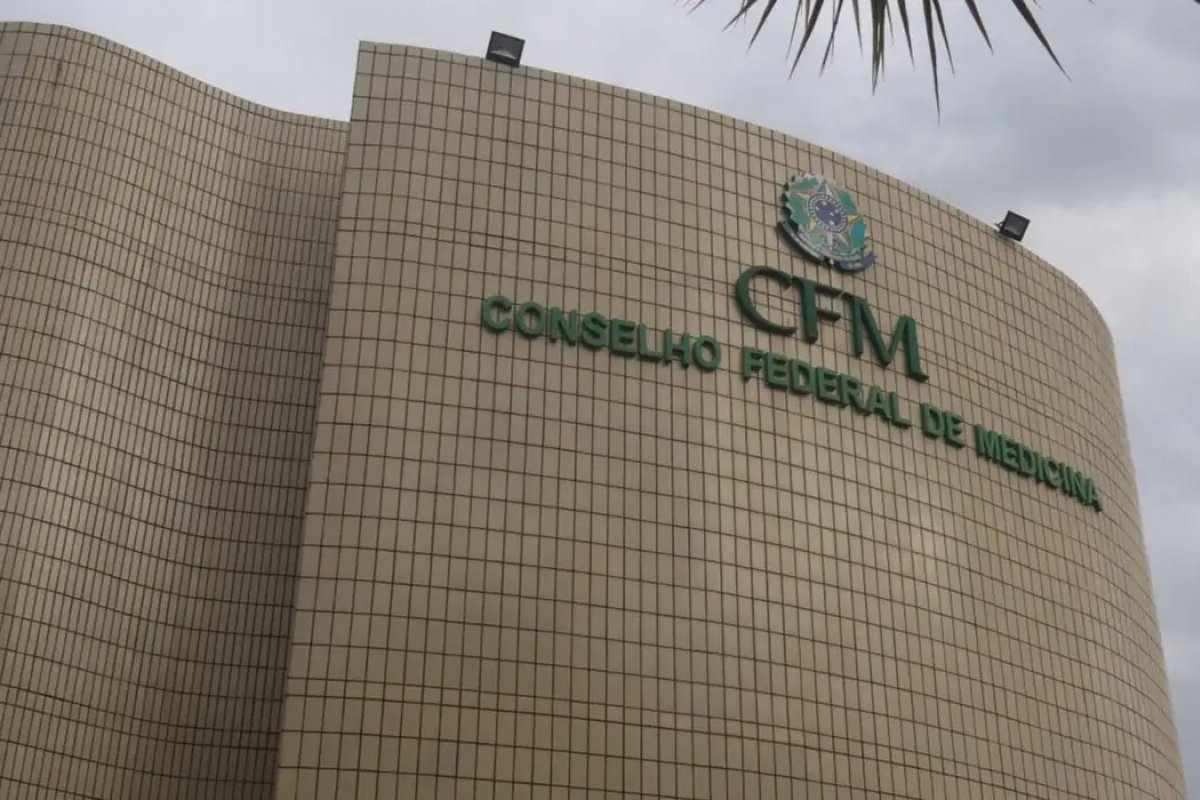Conselho Federal de Medicina veta terapia hormonal para menor de 18 anos e restringe cirurgias