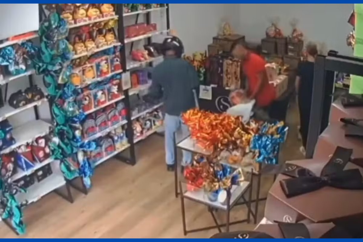 Vídeo: dupla aborda funcionária e rouba ovos de Páscoa em loja de Salvador
