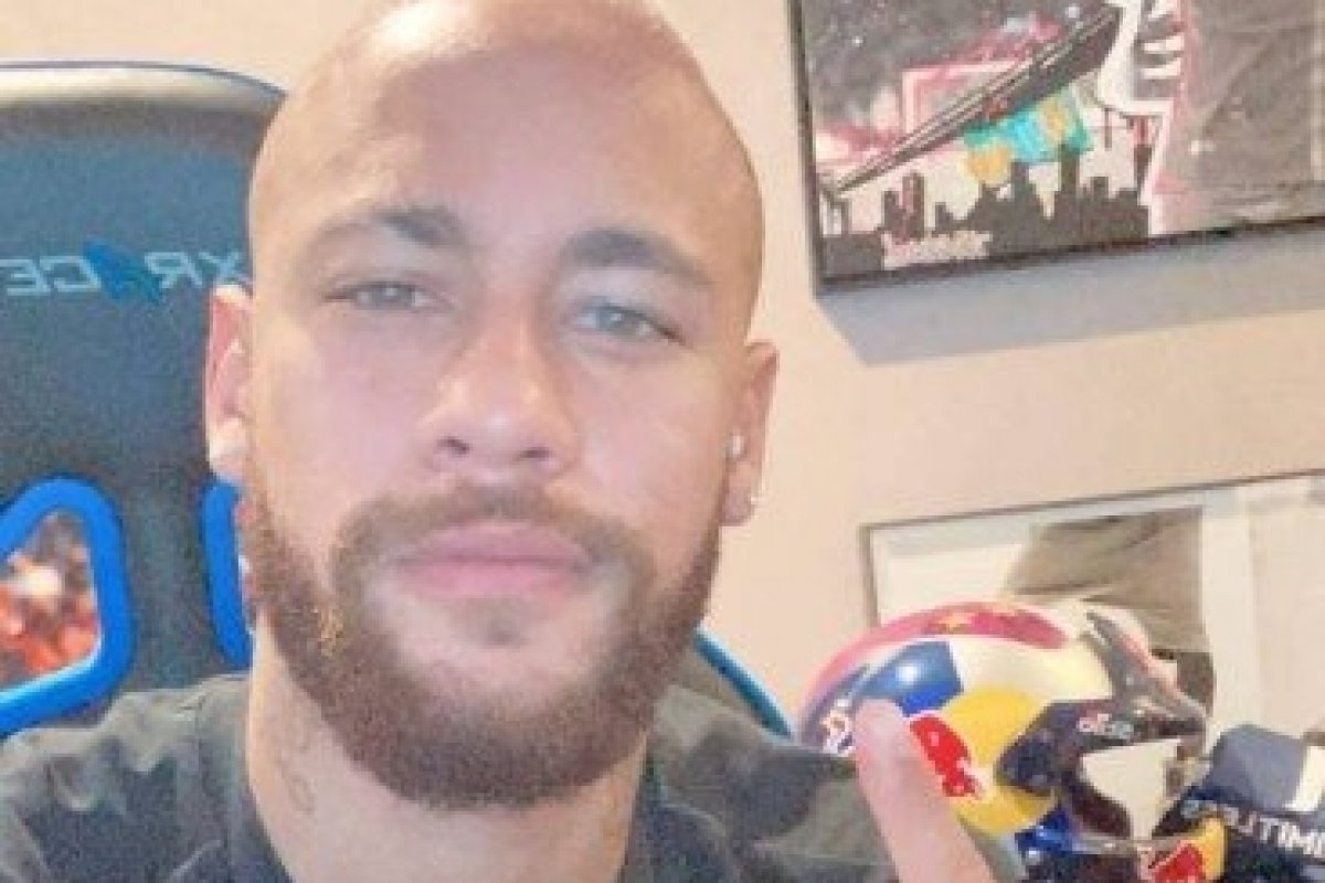 Após pintar cabelo de rosa, Neymar aparece careca