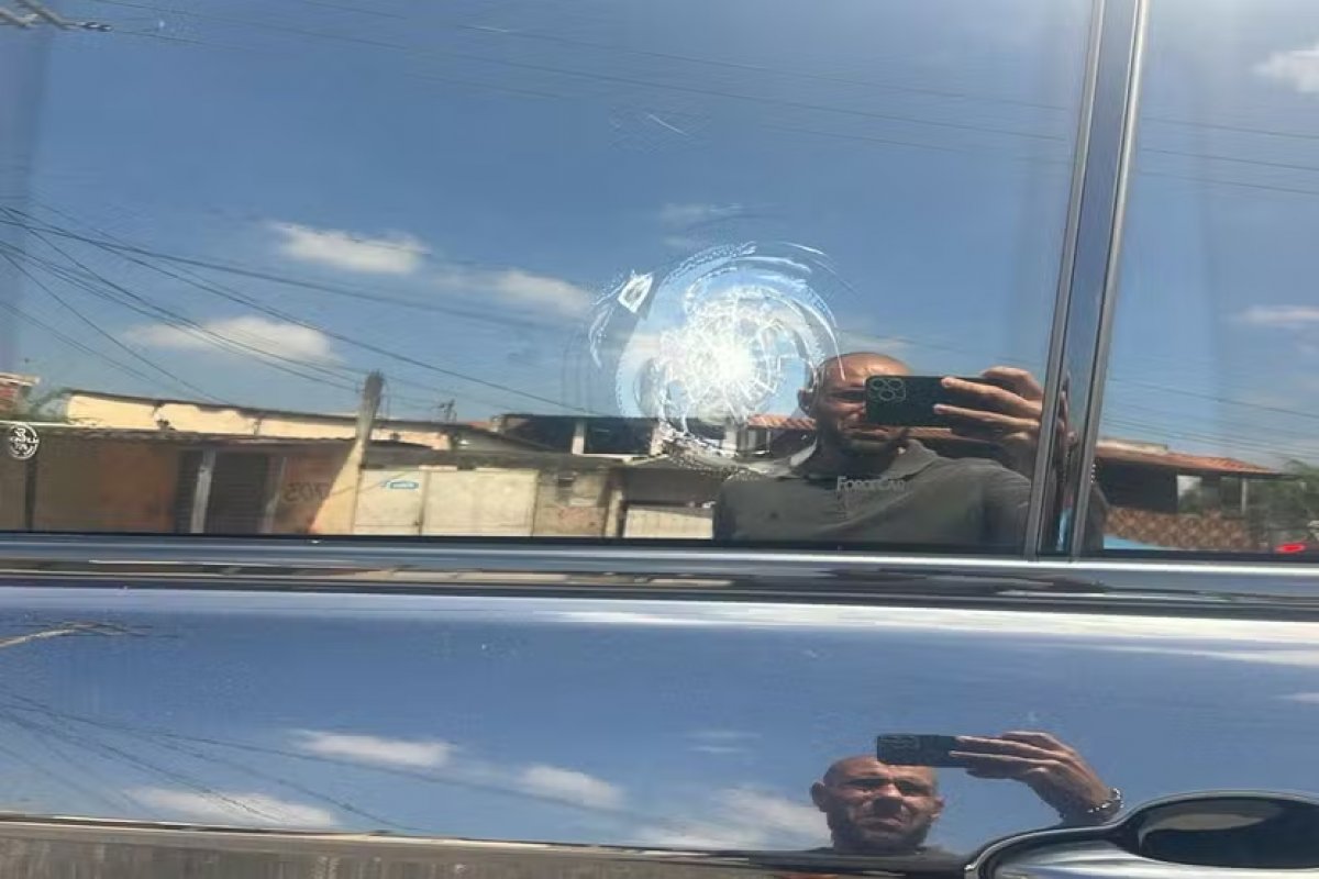 Veículo de deputado federal é atingido por disparos de arma de fogo na Zona Oeste do Rio
