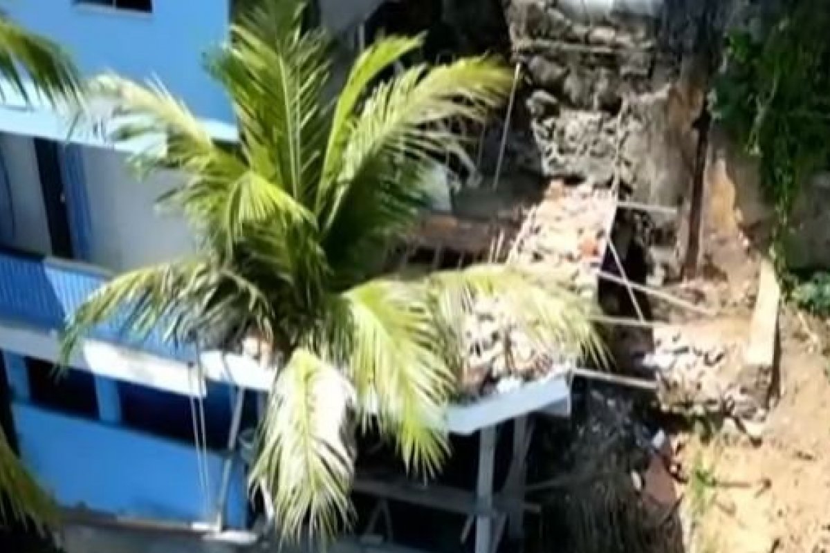 Moradores da Gamboa fecham avenida em protesto após demolição de casa
