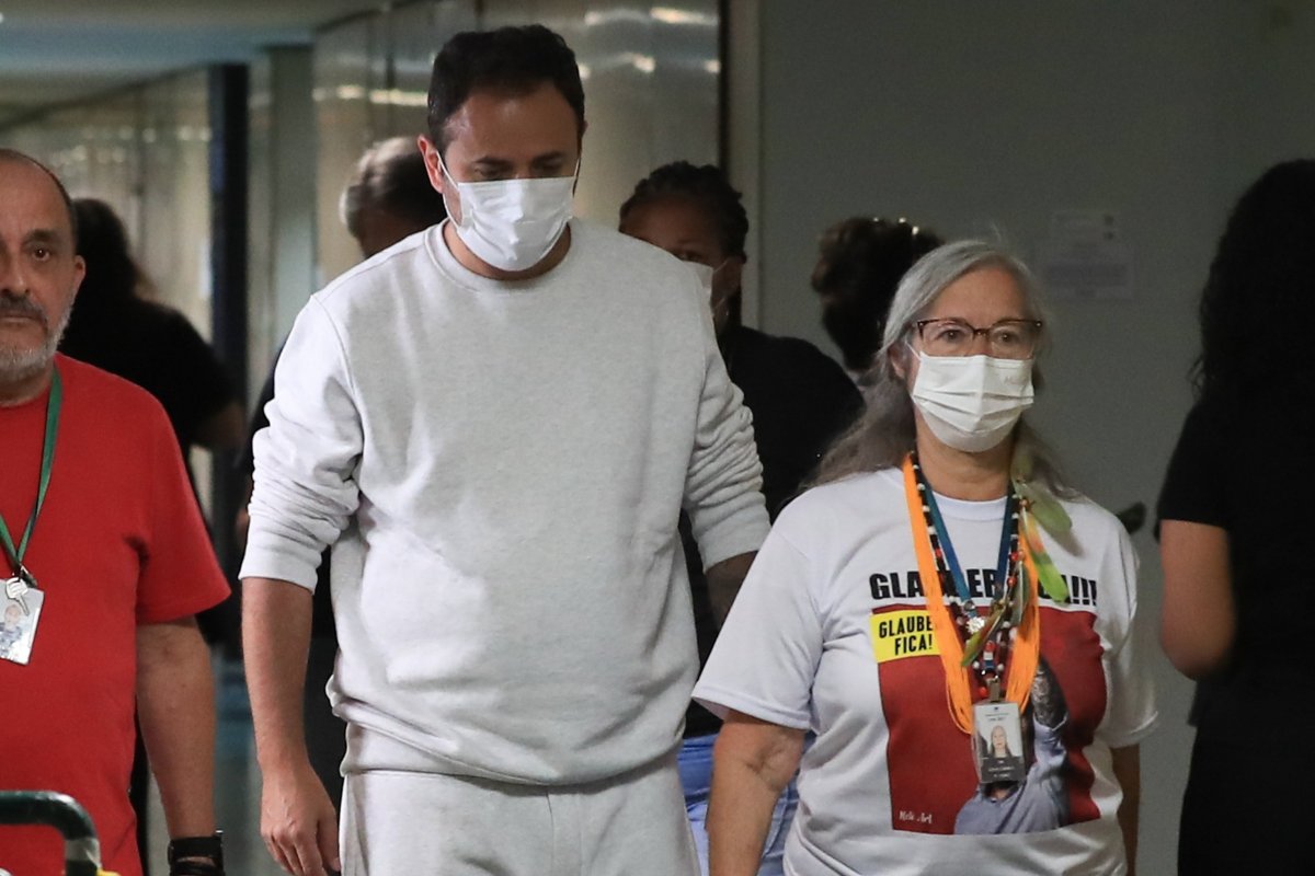 Glauber Braga recebe aceno de Hugo Motta e deve anunciar fim de greve de fome
