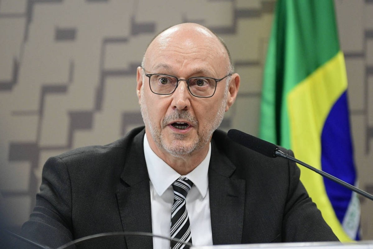 Sob pressão dentro do governo, diretor da Abin de Lula depõe à PF por 5 horas
