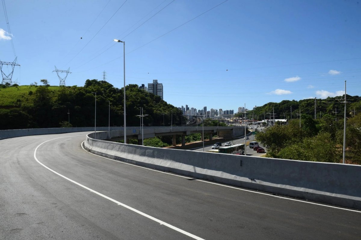 Novo viaduto na ACM é liberado para ônibus e deve desafogar trânsito na Rótula do Abacaxi