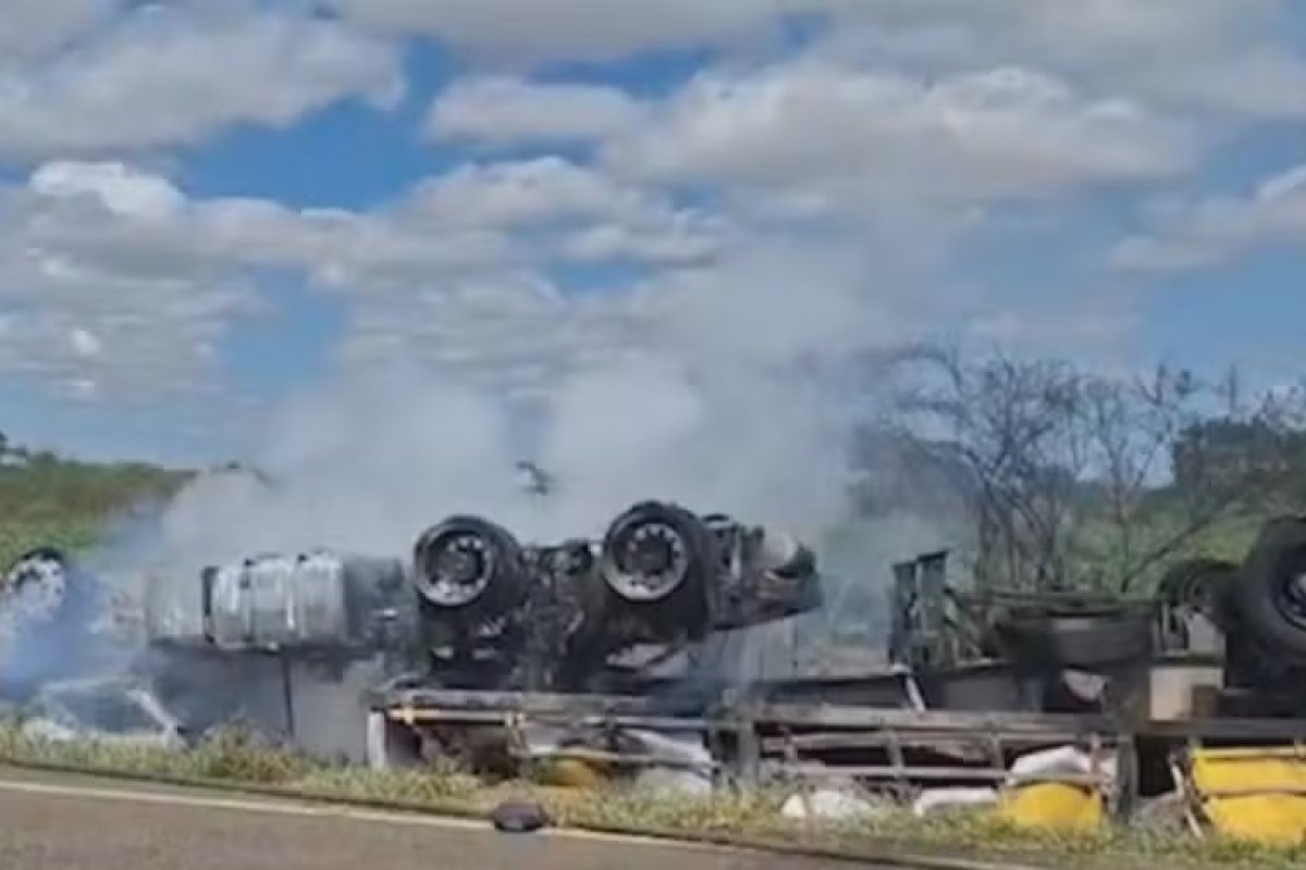 Motorista de caminhão morre carbonizado após veículo tombar e pegar fogo no sudoeste da Bahia