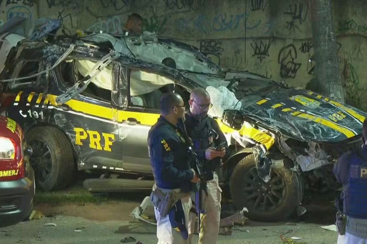 Policiais morrem após viatura da PRF colidir com carro de passeio durante perseguição na Zona Norte do Rio