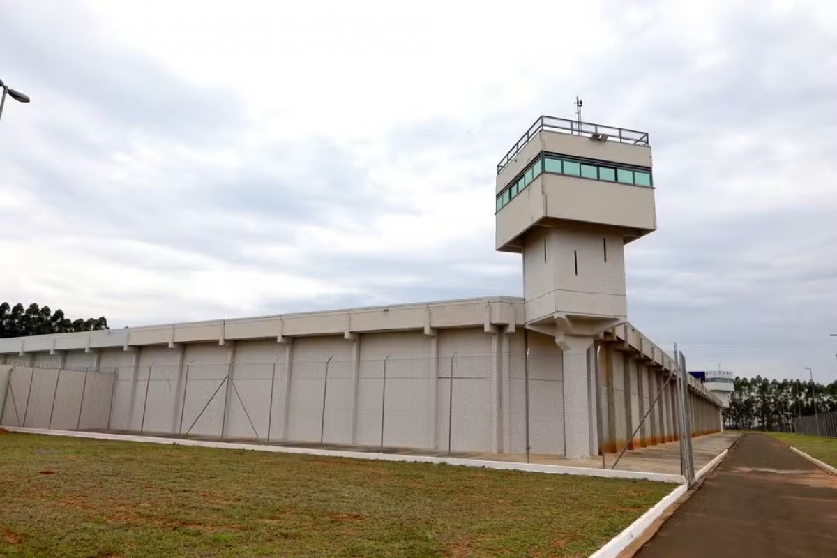 Detentos fazem rebelião em SP com reféns e colchões queimados