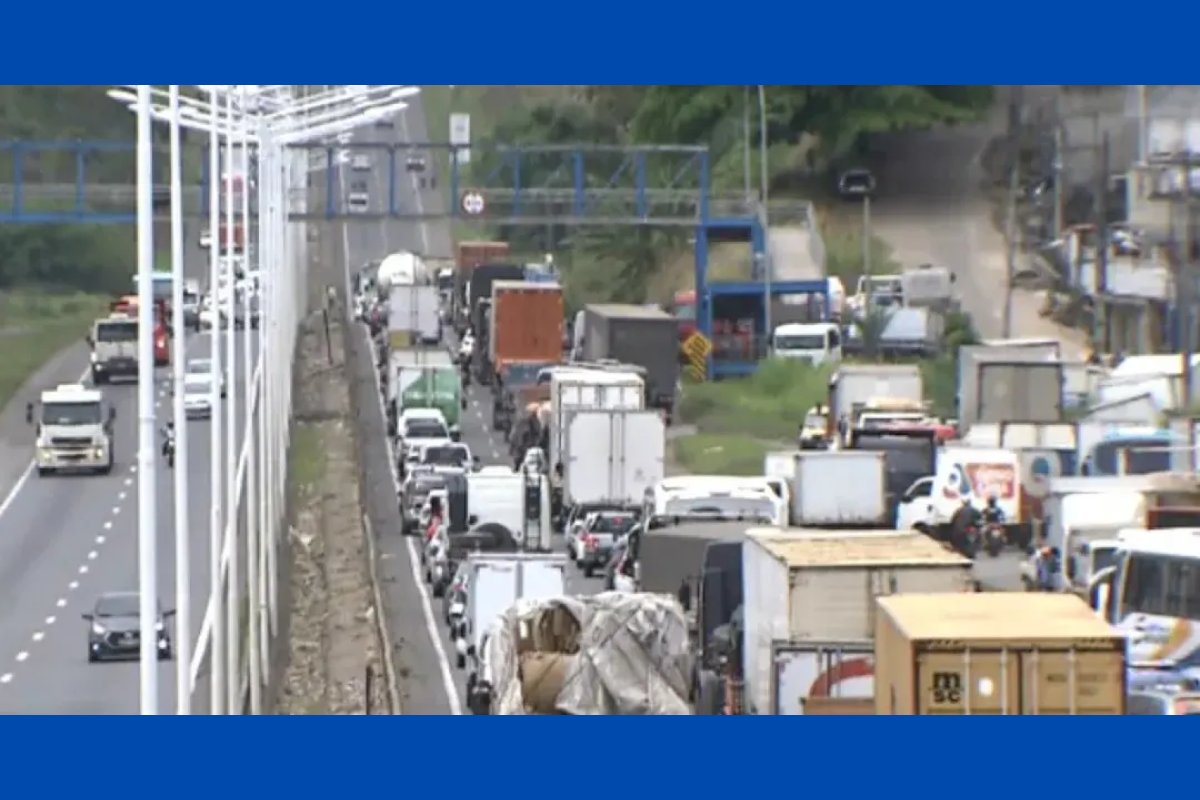 Maior fluxo de veículos causa engarrafamento em trecho da BR-324, em Salvador, nesta Sexta-feira Santa