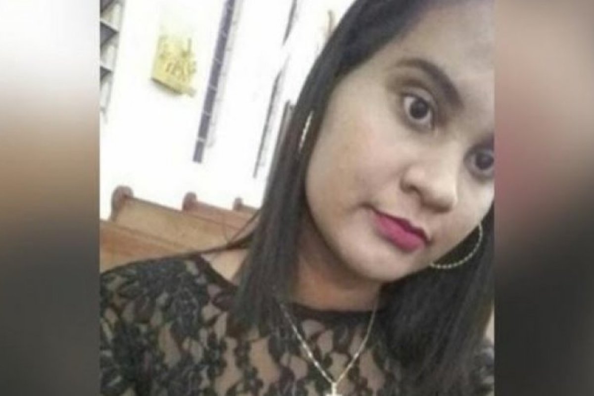 Mulher morre após sofrer choque enquanto passava ferro