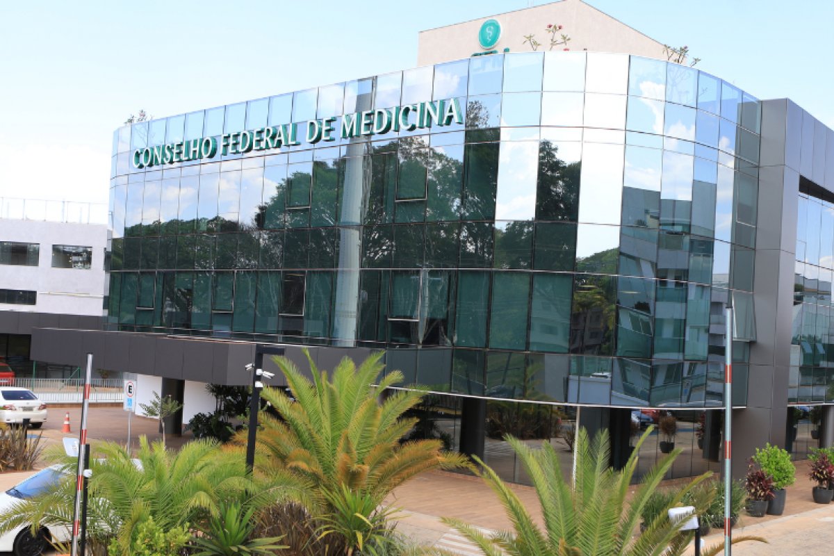 Mais de 160 entidades protestam contra norma do CFM que limita atendimento a transgêneros