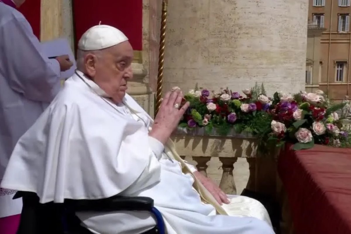 Papa Francisco faz breve aparição no Domingo de Páscoa e pede cessar-fogo em Gaza: "nenhuma paz é possível onde não há liberdade religiosa"