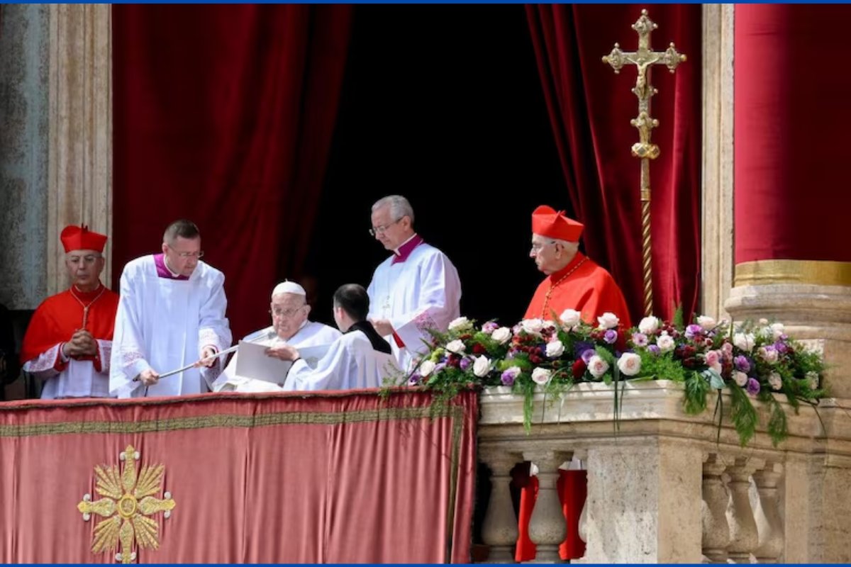 Papa Francisco abençoa fiéis em breve aparição nas celebrações do domingo de Páscoa