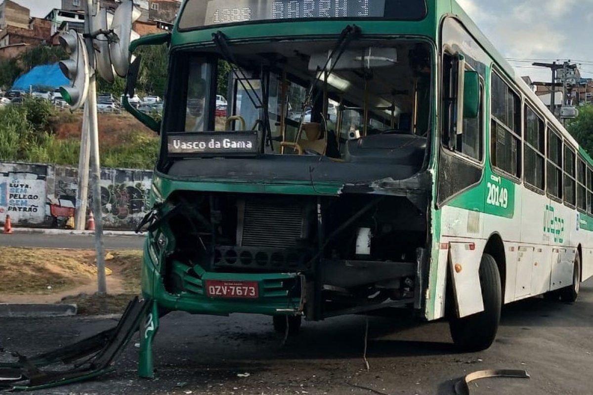 Ônibus se chocam na Avenida Vasco da Gama e veículo fica parcialmente destruído 