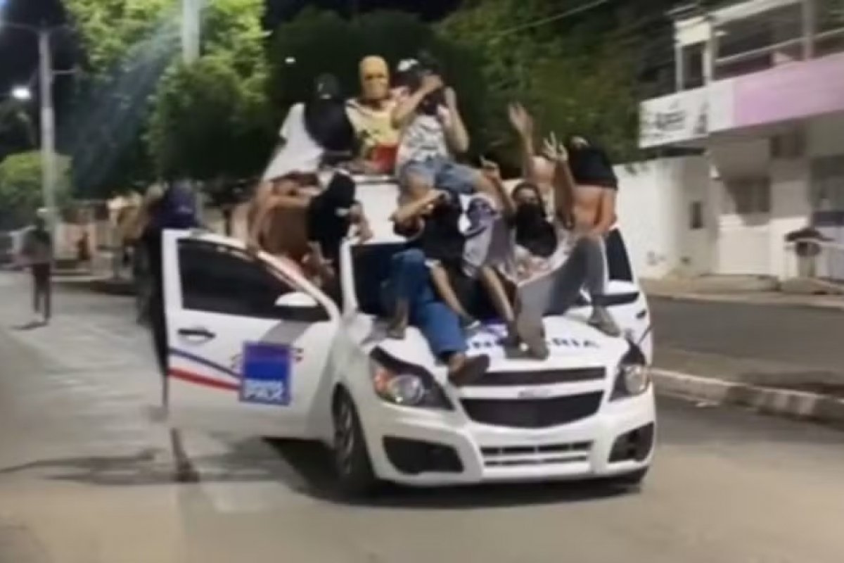 Grupo de pessoas encapuzadas vandalizam carros e ruas no interior da Bahia