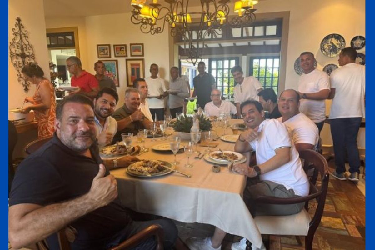 ACM Neto reúne aliados para 'almoço de Páscoa' em meio a polêmicas de amizade com Rei do Lixo e investigações da Overclean