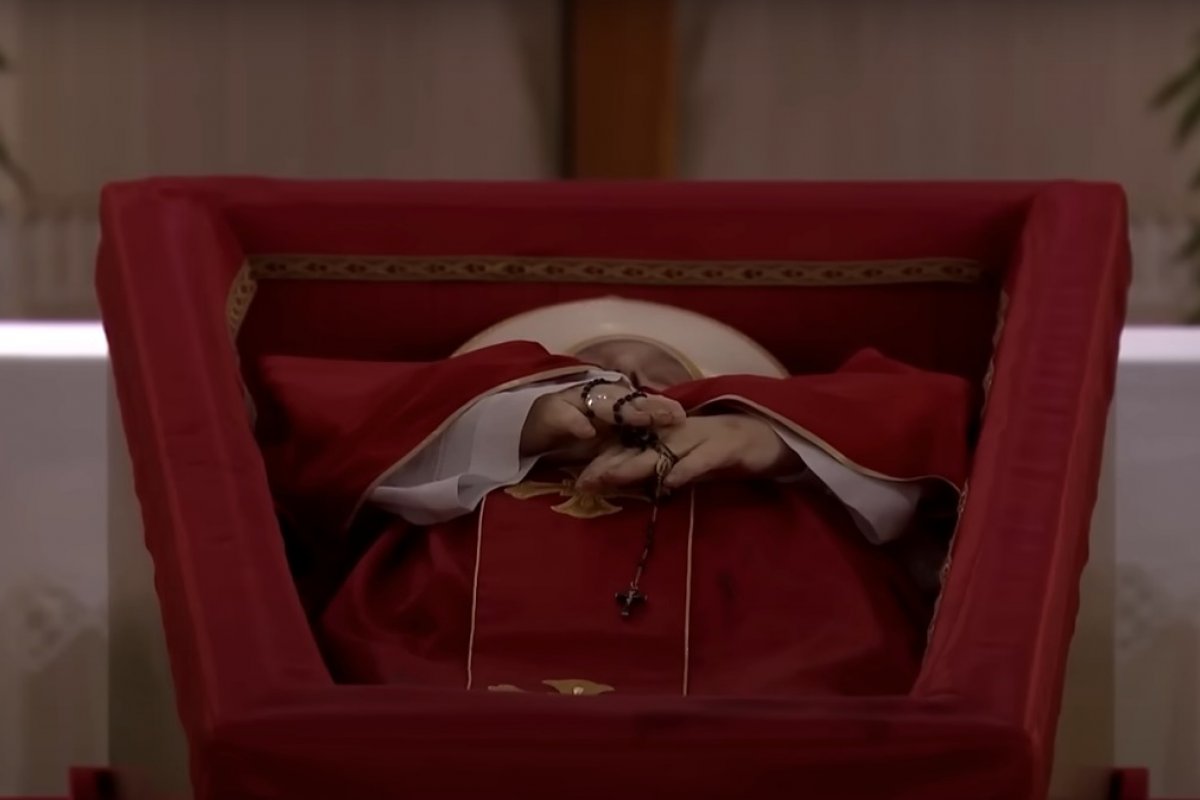 Vaticano divulga imagens de papa Francisco em caixão de madeira