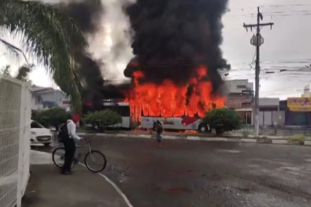 Vídeo: ônibus do BRT pega fogo em Feira de Santana