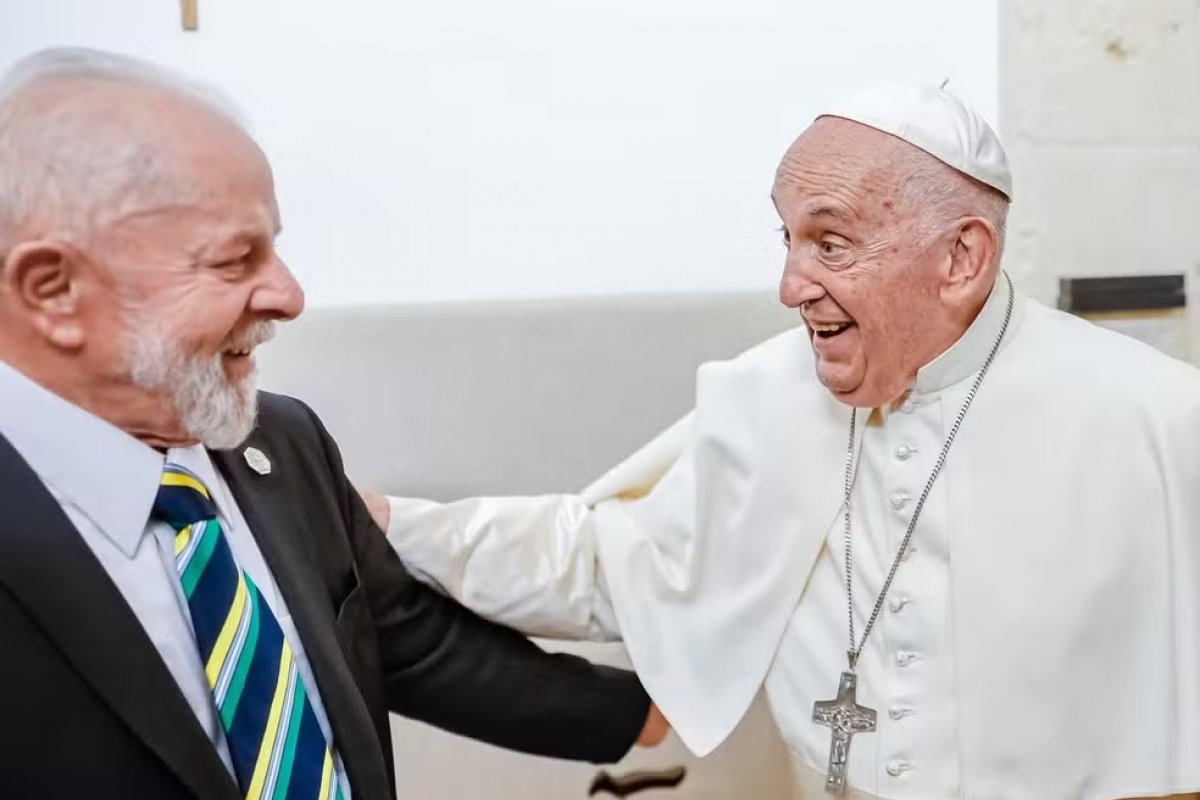 Lula e Janja irão ao funeral do Papa Francisco em Roma, segundo o Palácio do Planalto