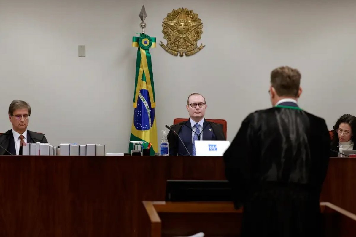 Denúncia do golpe: advogado chama de ‘arbitrária’ decisão de Zanin que proibiu celulares no julgamento