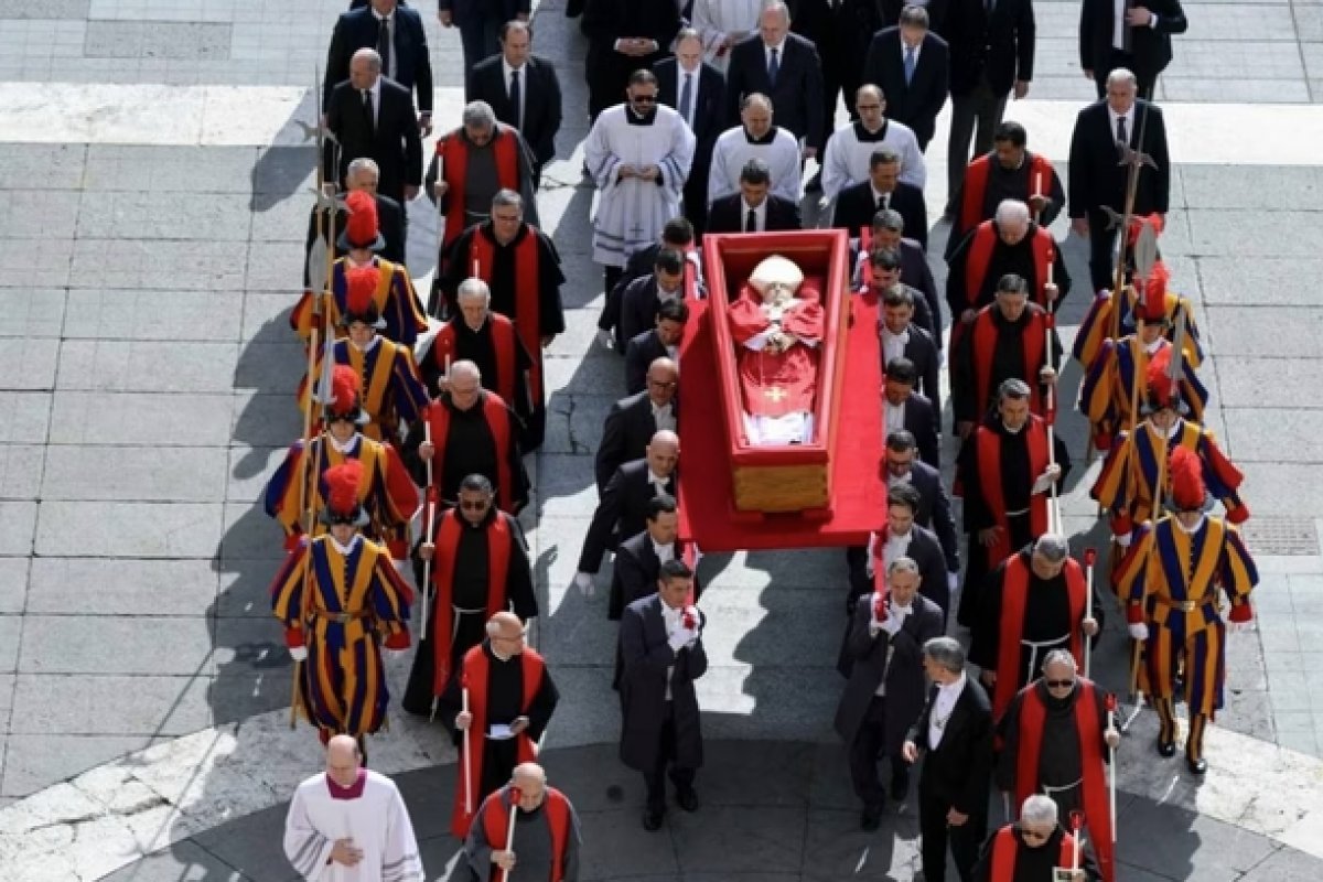 Fechamento do caixão do papa Francisco coincide com hora da morte de Jesus