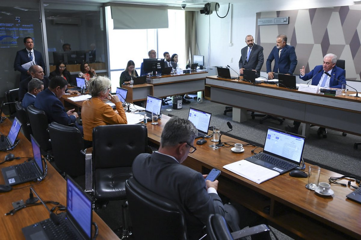 PEC que extingue reeleição no Executivo é lida na CCJ do Senado, mas votação fica para maio