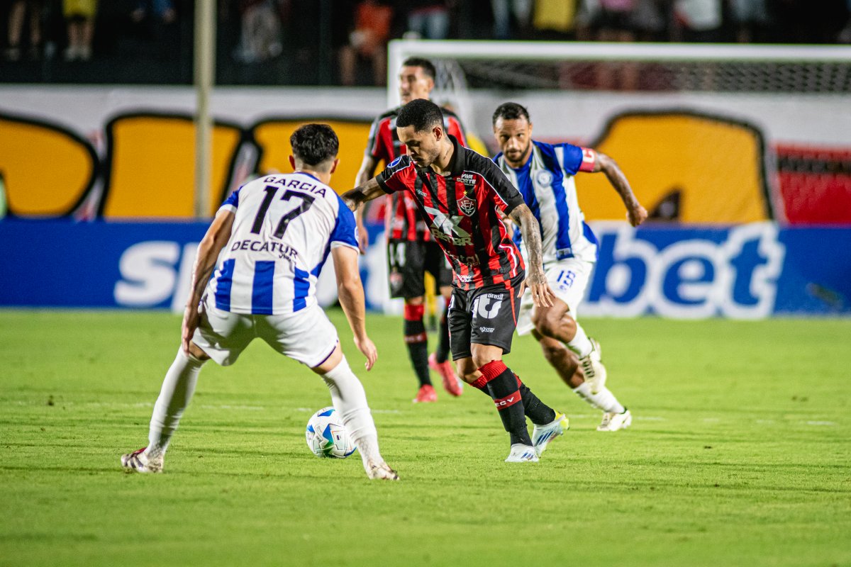 Vitória perde para o Cerro Largo no Barradão e segue sem vencer na Sul-Americana