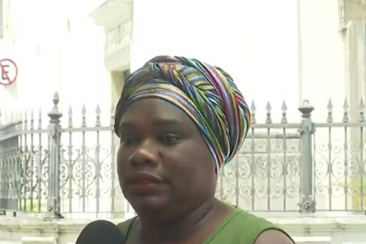 Após acusar baiana de furto, vídeo mostra momento em que turista argentina perde carteira na Bahia