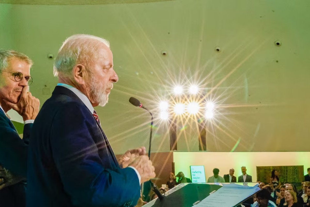 Lula convoca reunião de emergência para tentar conter crise após operação da PF contra fraudes no INSS