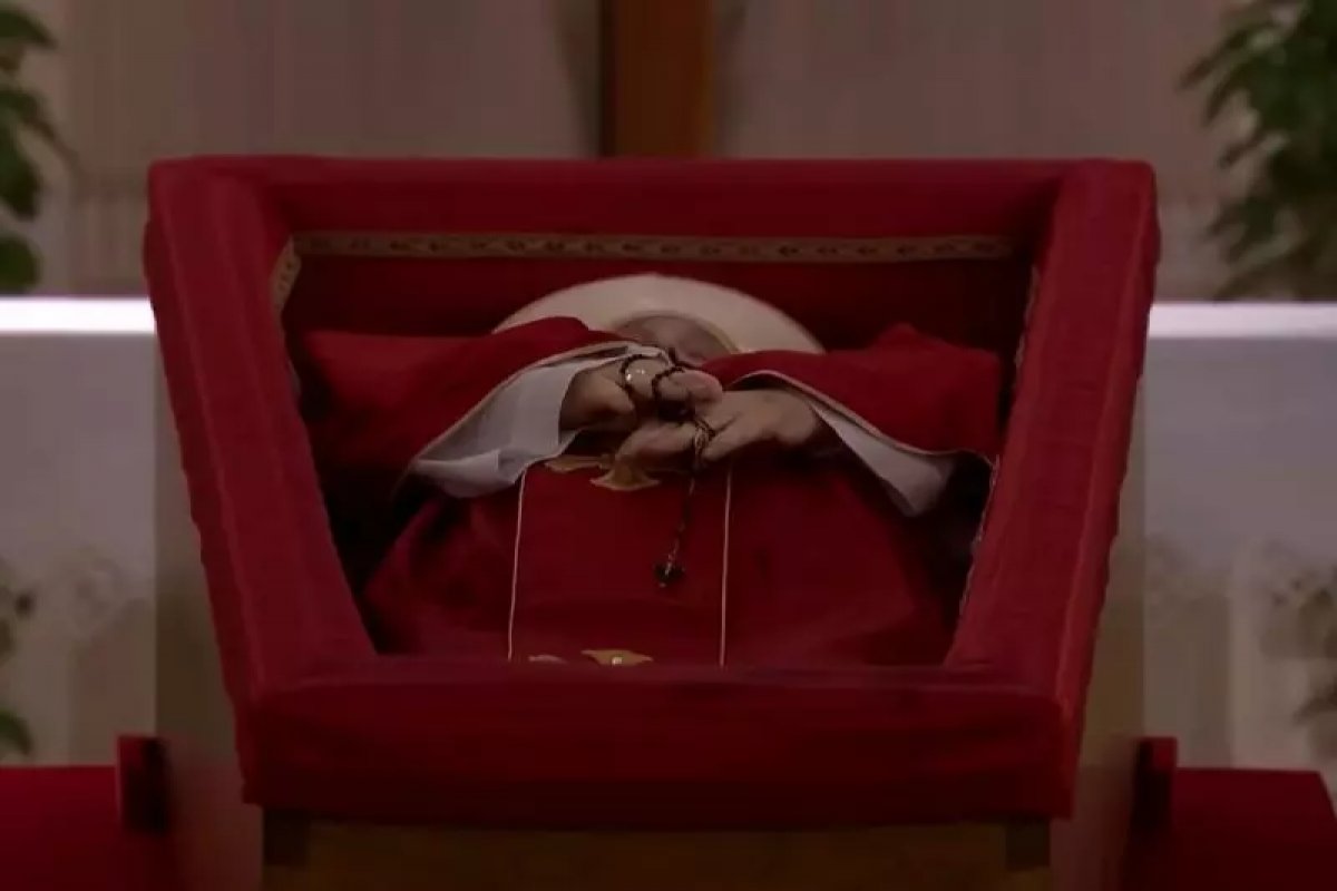 Vaticano divulga foto do túmulo do papa Francisco na basílica Santa Maria, em Roma