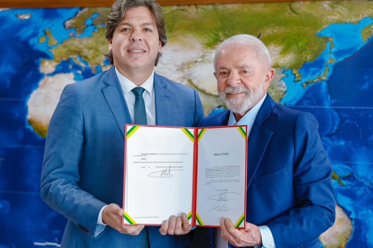 Lula oficializa presidente da Telebras no Ministério das Comunicações