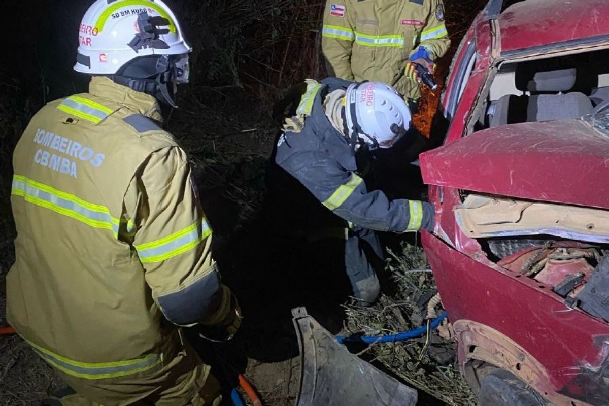 Bombeiros recuperam corpos de casal presos às ferragens após acidente em Bom Jesus da Lapa