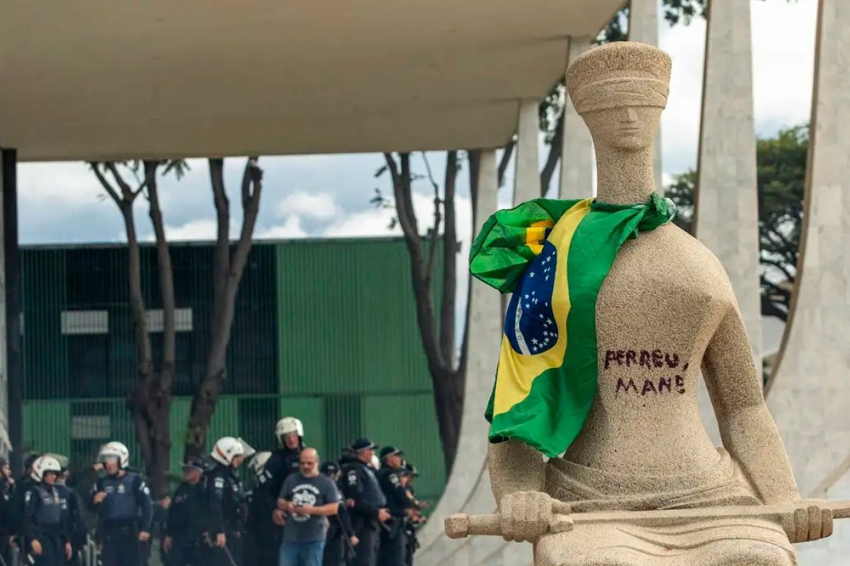 STF retoma julgamento de mulher que pichou estátua em ato de 8 de janeiro; voto de Cármen Lúcia deve definir a acusação