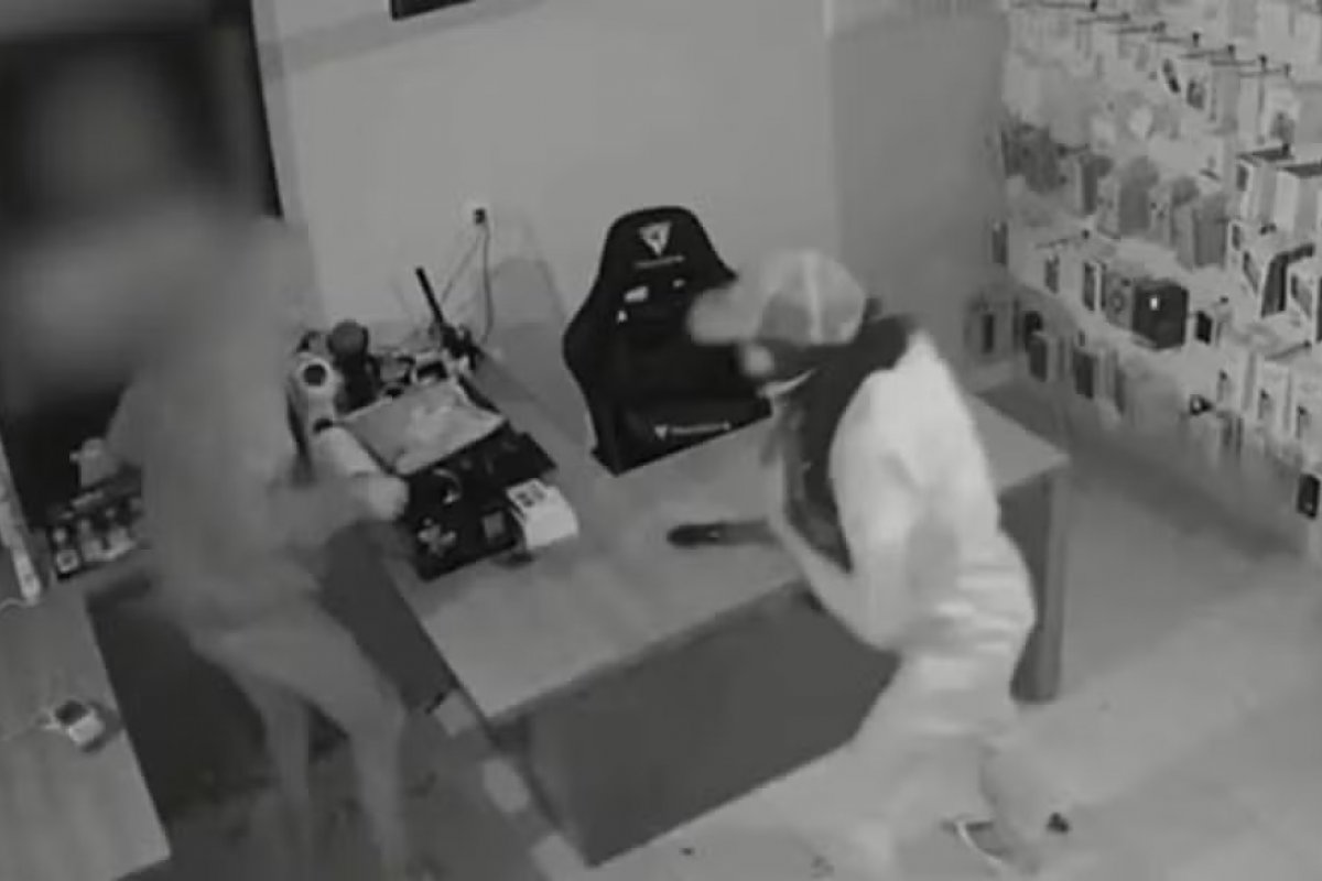Vídeo: homens invadem e roubam loja de eletrônicos na Bahia; prejuízo estimado é de R$ 15 mil