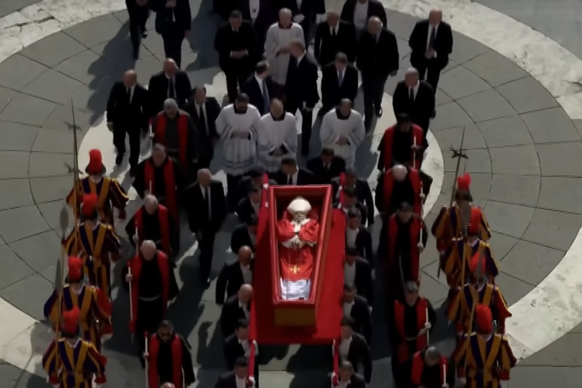 Velório de Francisco termina, e Vaticano inicia preparação para funeral neste sábado