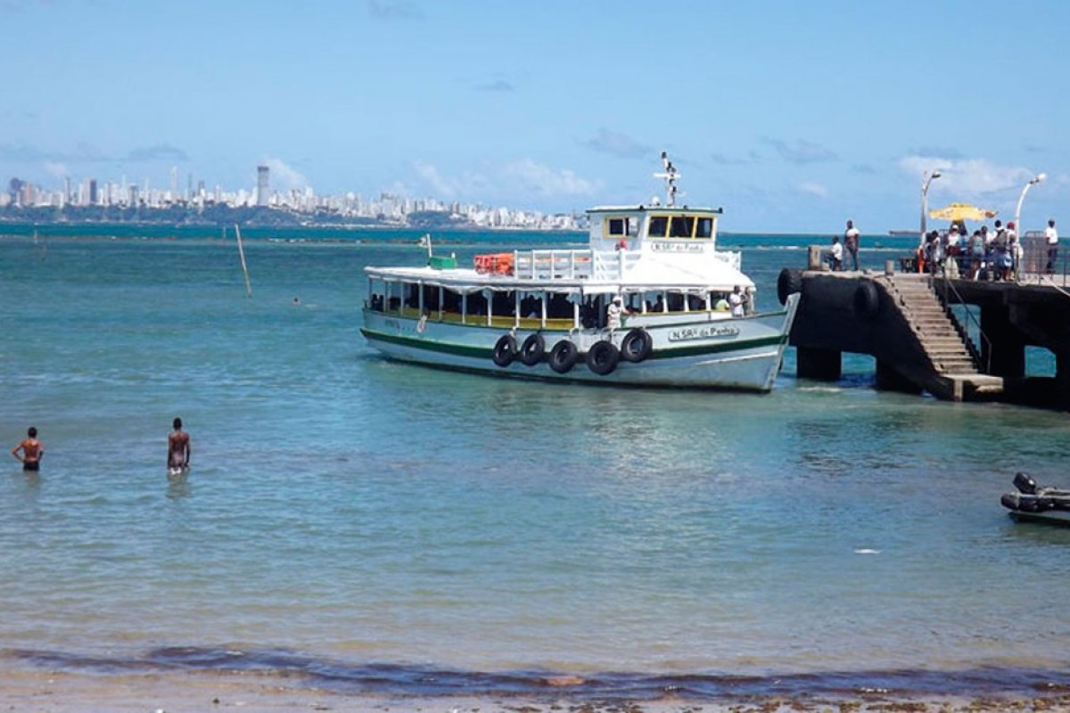 Maré baixa suspende travessia Salvador-Mar Grande por 1h30 nesta quarta-feira 