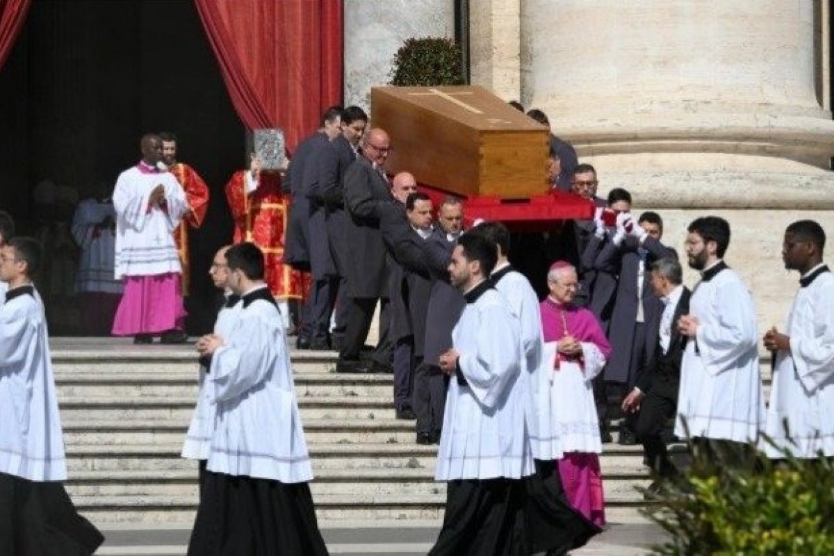 Corpo do papa Francisco chega à basílica Santa Maria para sepultamento