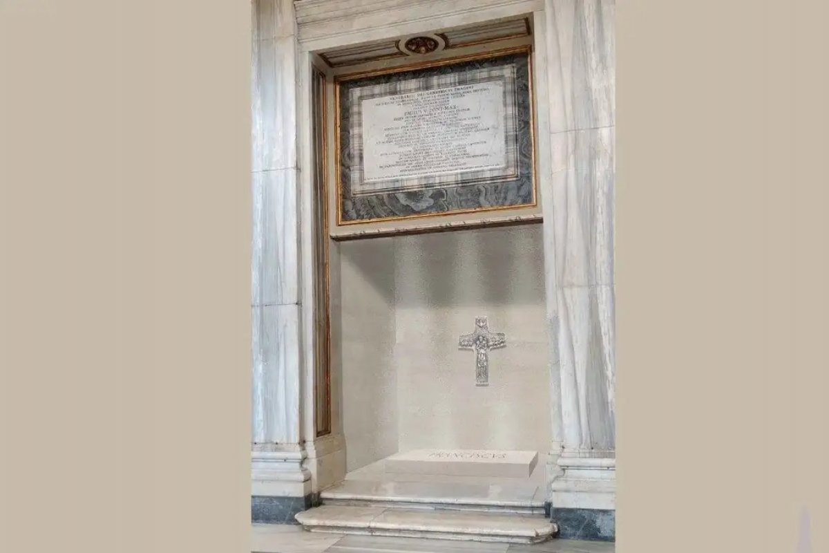 Túmulo do papa Francisco foi feito com pedra da terra natal de seus avós, na Itália