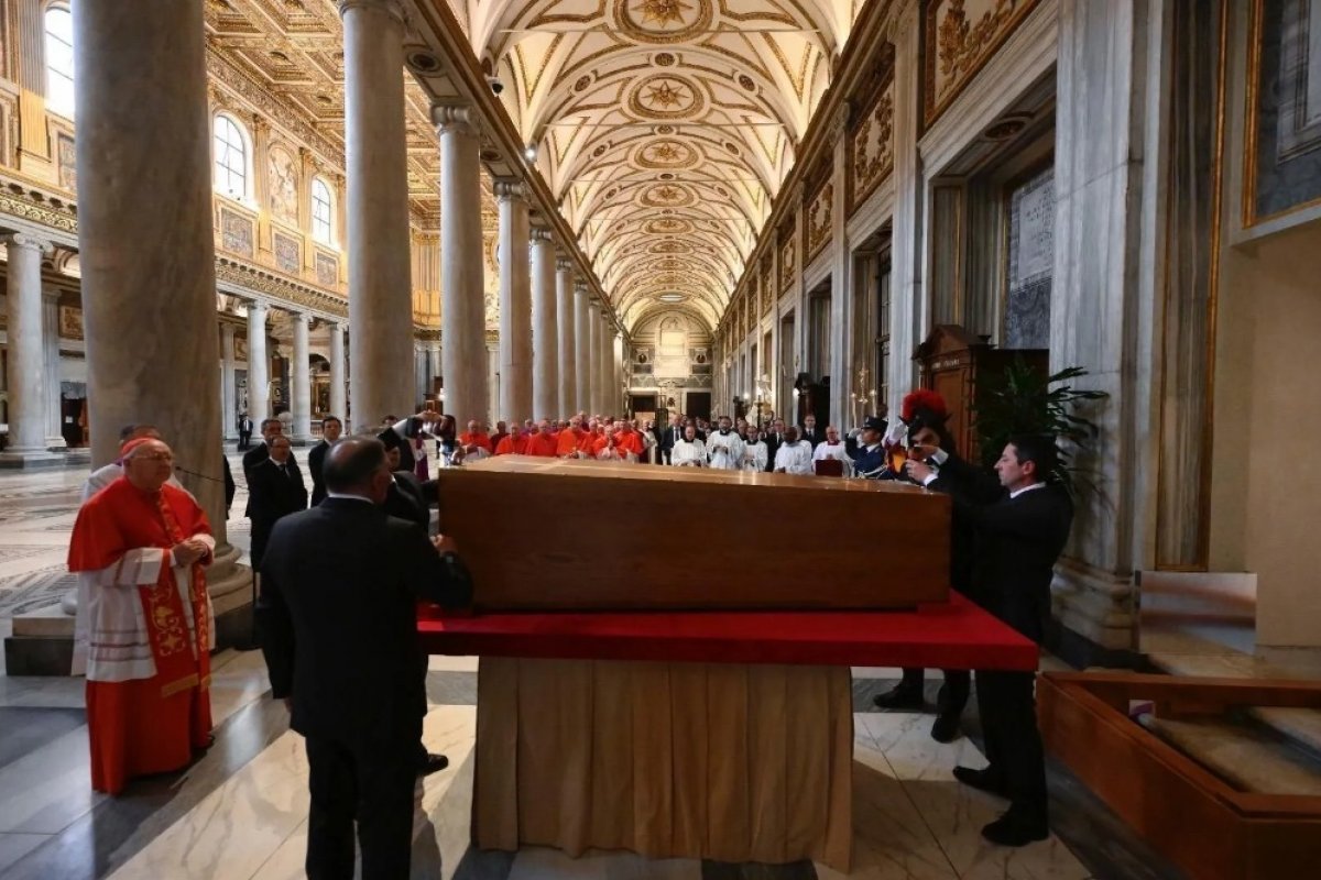 Vaticano confirma conclusão do sepultamento do papa Francisco; veja imagens