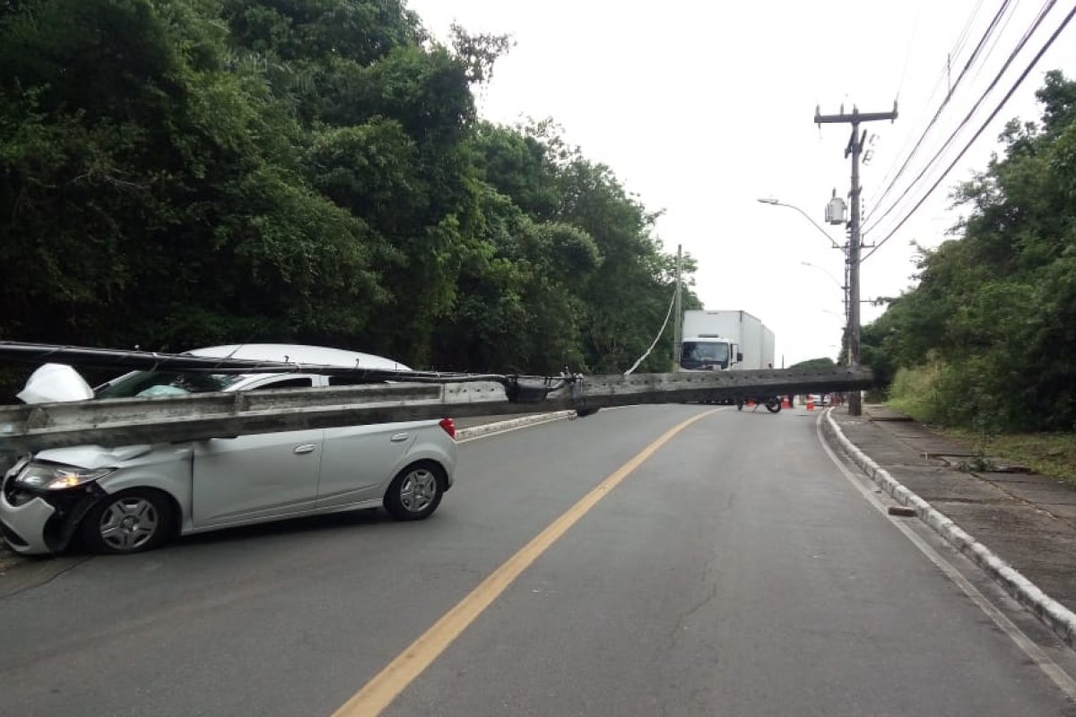 Colisão de carro com poste deixa um ferido no bairro do Saboeiro