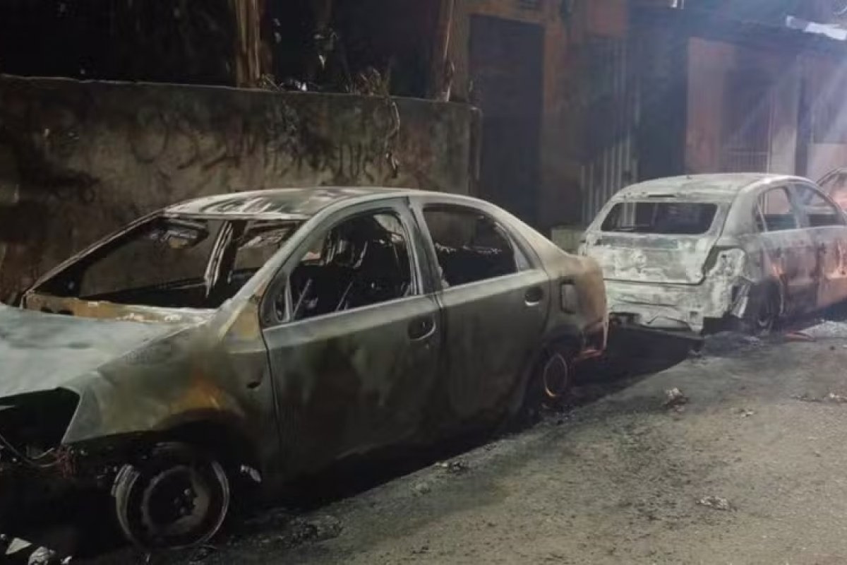 Após ataque que resultou em 6 carros incendiados, PM reforça patrulhamento no Lobato