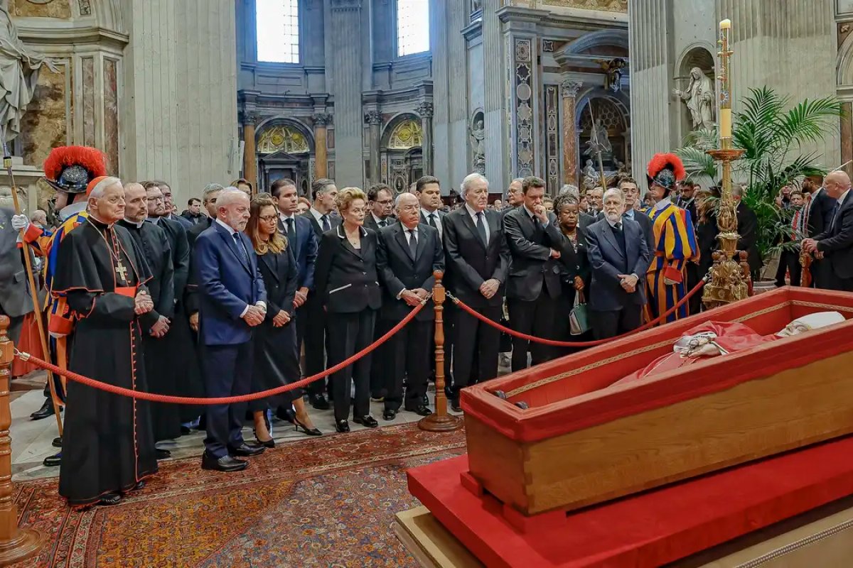 Brasil lidera número de integrantes entre comitivas em funeral do papa Francisco