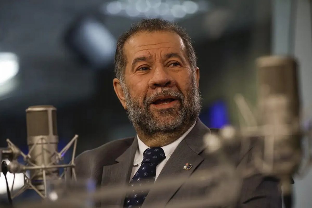 Lula é aconselhado a afastar Carlos Lupi após práticas fraudulentas do INSS