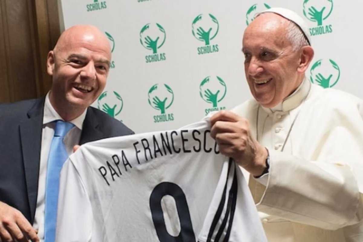 Presidente da Fifa anuncia jogo beneficente com 'lendas do futebol' a pedido do papa Francisco